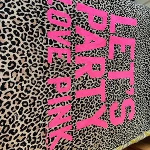 PINK Victoria display picture 2